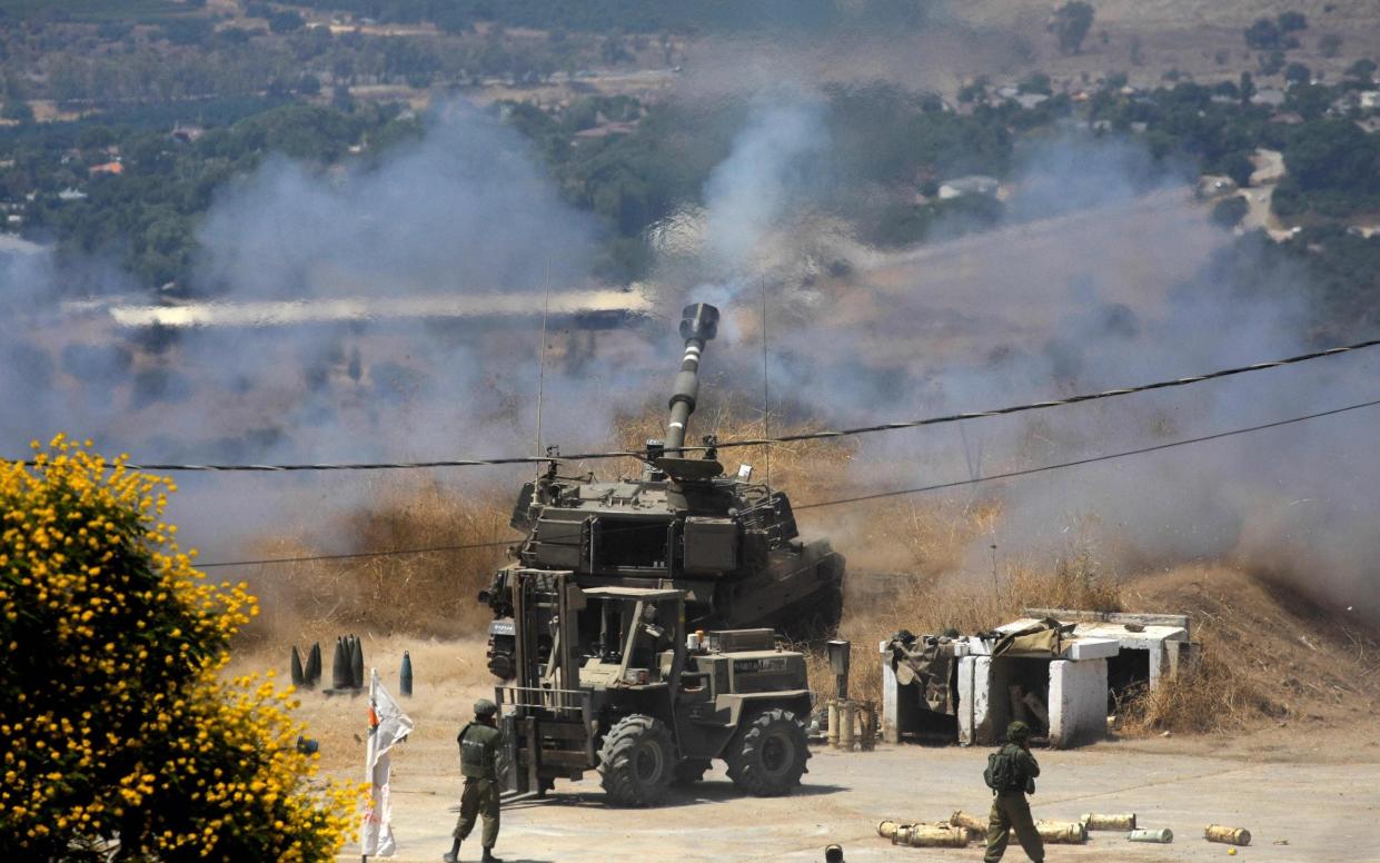 Israeli self-propelled howitzers take position in the northern town of Kiryat Shmona following rocket fire from Lebanon, on August 4, 2021. - Jalaa MAREY / AFP