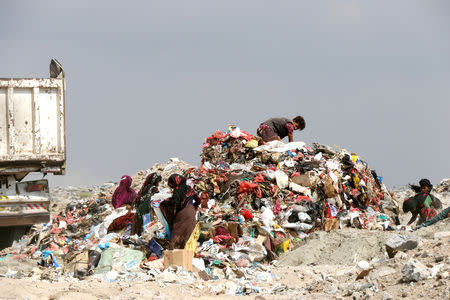 FILE PHOTO: People search for food at a garbage dump in Aden, Yemen December 30, 2018. REUTERS/Fawaz Salman/File Photo