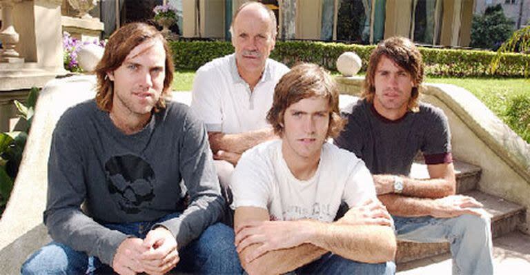 En los jardines del Jockey Club, Gonzalo Pieres con sus tres hijos: Gonzalito, Nicolás y Facundo. Ganaron el título en San Isidro