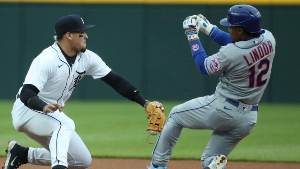 Francisco Lindor is tagged out by Javier Baez