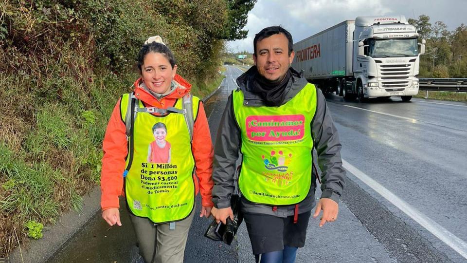 Camila Gómez junto a Marcos Reyes, unidos por dos causas en su caminata a Santiago. 