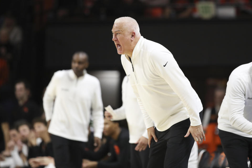 Oregon State coach Wayne Tinkle calls out to players during the second half of the team's NCAA college basketball game against Oregon onSaturday, Feb. 17, 2024, in Corvallis, Ore. Oregon won 60-58. (AP Photo/Amanda Loman)