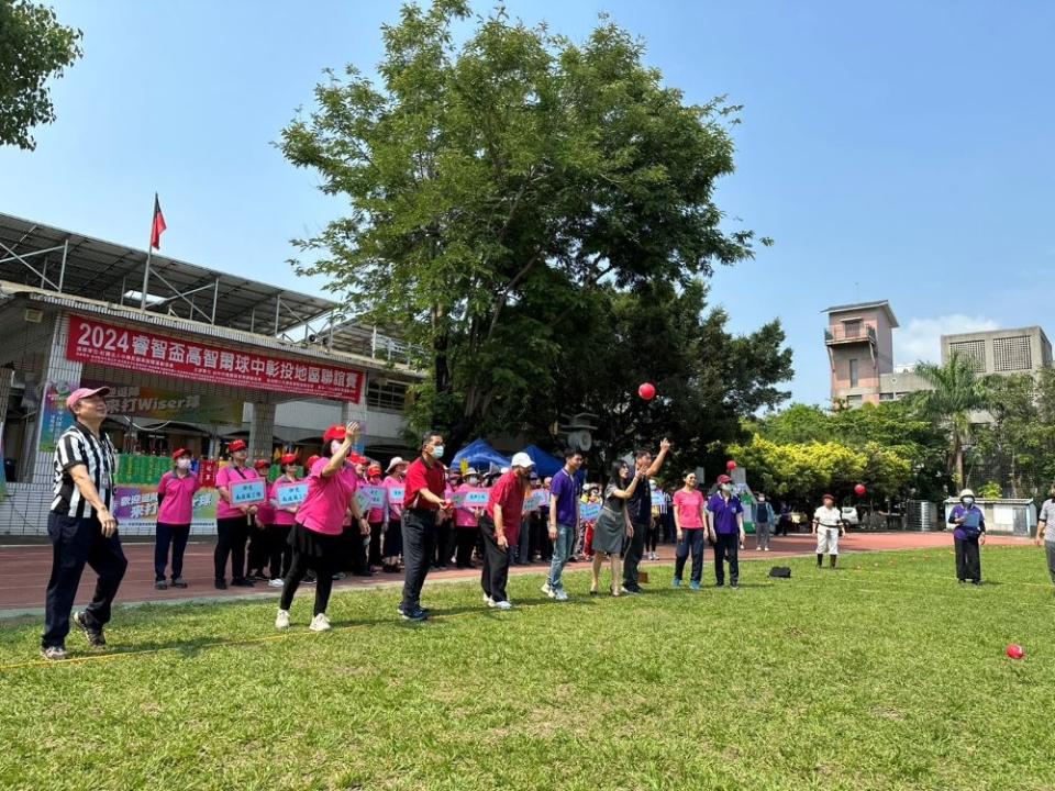 《圖說》2024睿智盃高智爾球中彰投地區聯誼賽比，邀請貴賓一起來開球。〈主辦單位提供〉