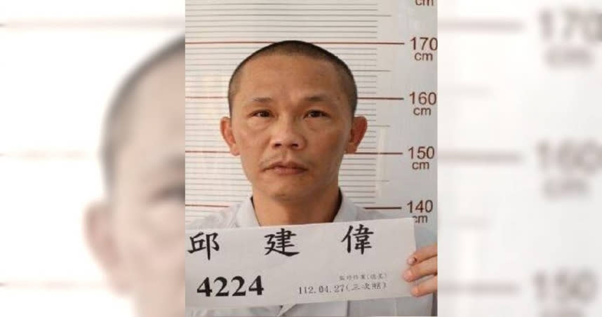 嘉義看守所受刑人邱建偉逾假未歸脫逃，刑事局緊急發布查緝，通令全國警方協助緝捕。（圖／翻攝刑事局官網）