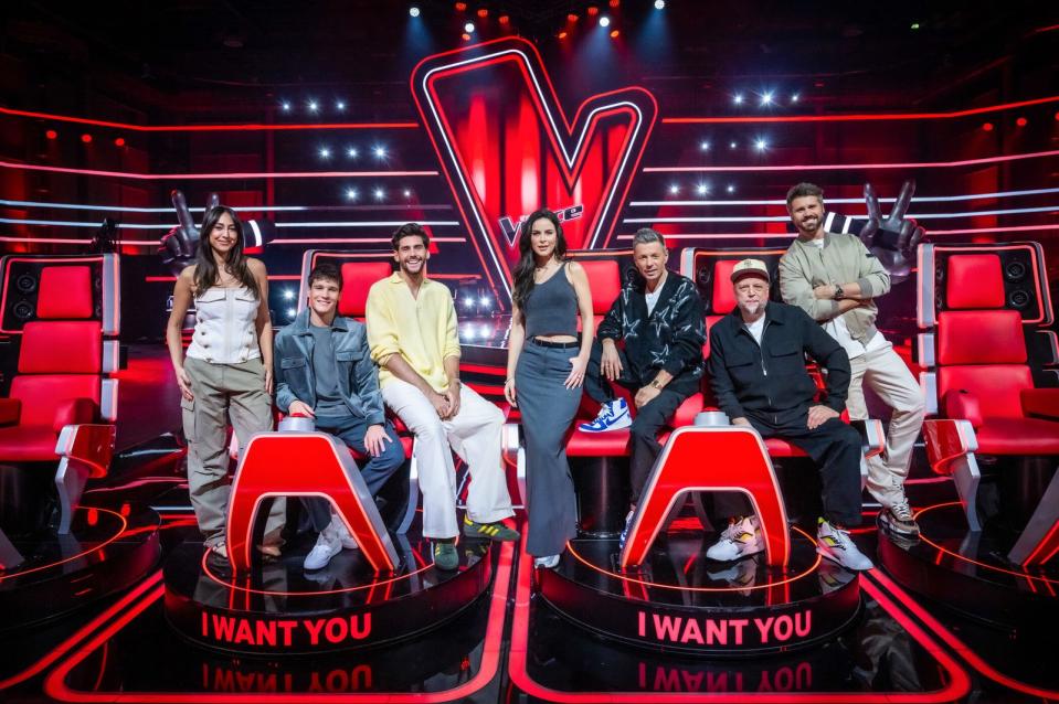 "The Voice Kids" startet am Freitag, 15. März, bei Joyn (SAT.1-Start: Freitag, 22. März, 20.15 Uhr) in die zwölfte Staffel (von links): Moderatorin Melissa Khalaj, die Coaches Wincent Weiss, Álvaro Soler, Lena Meyer-Landrut, Michi Beck und Smudo sowie Moderator Thore Schölermann sind wieder mit dabei. (Bild: Seven.One / Claudius Pflug)