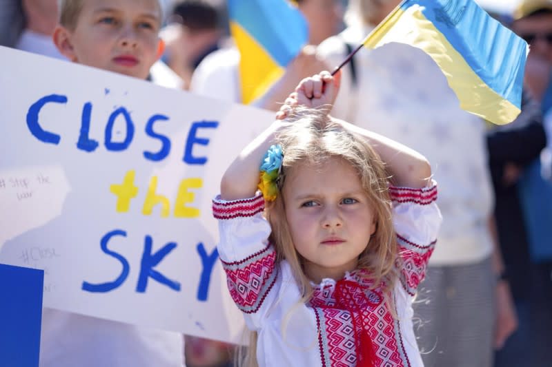 2022年3月5日，美國亞特蘭大聲援烏克蘭的小女孩。一旁的標語寫著關閉（烏克蘭的）天空。（美聯社）