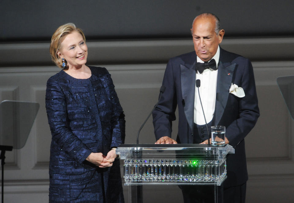 Designer Oscar de la Renta, right, speaks on stage next to former Secretary of State Hillary Rodham Clinton during the 2013 CFDA Fashion Awards at Alice Tully Hall on Monday, June 3, 2013 in New York. (Photo by Brad Barket/Invision/AP)