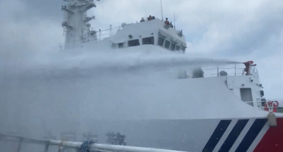菲方公布的影片可見，船艙遭到中共強力水砲噴射。（翻自X平台）