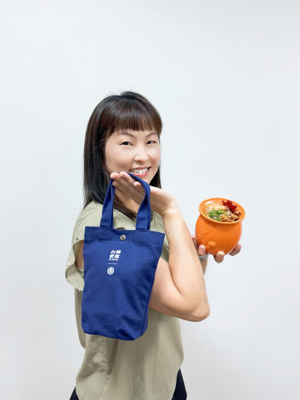 台鐵與日本淡路屋聯名推出「洄味便當」，並附贈小提袋，部分所得將捐做花蓮賑災。台鐵提供