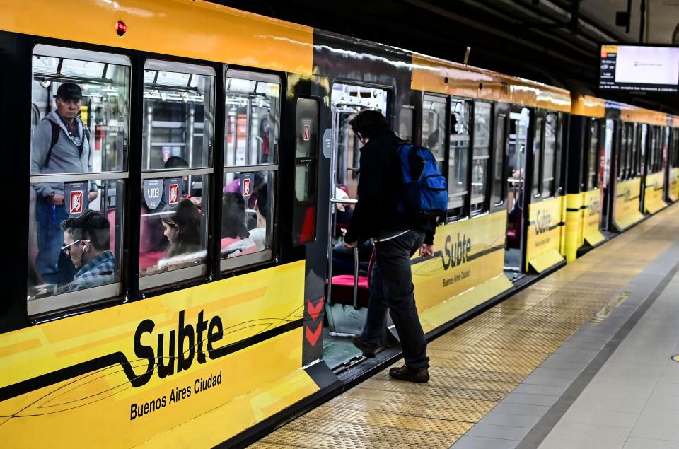 Personas viajan en el metro de Buenos Aires. (Foto de RONALDO SCHEMIDT/AFP vía Getty Images)