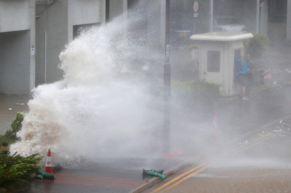 <p>Waves triggered by Typhoon Hato are seen in Hong Kong, China, Aug. 23, 2017. (Photo: Tyrone Siu/Reuters) </p>