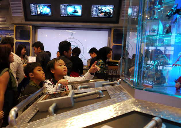 Boys ogling at the Transformers toys. (Yahoo! photo/Fann SIm)