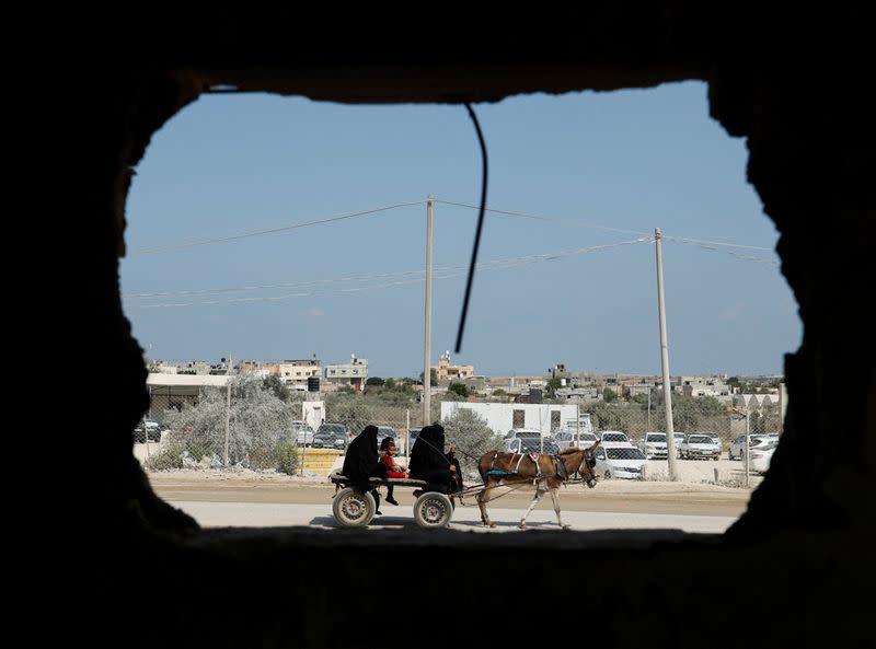 Mujeres palestinas con sus hijos en un carro en Rafah, en el sur de la Franja de Gaza