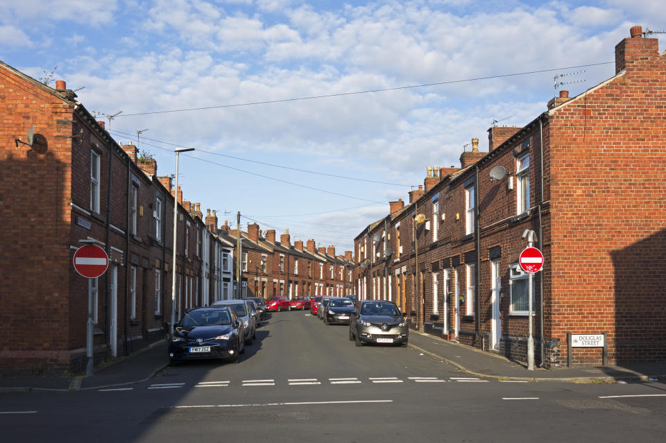 terraced homes, street community, northern town, st helens, Lancashire, Merseyside, England, Britain, UK. (Photo by: Education Images/Universal Images Group via Getty Images)