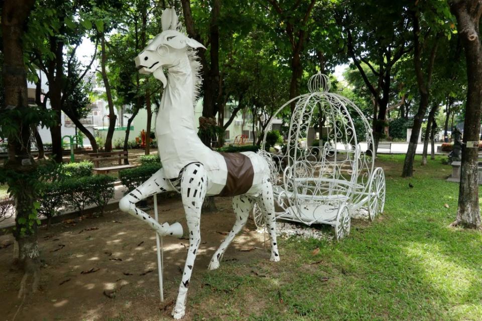 今年獲台南市公園綠地認養人組競賽第一名的東興里綠邑公園內有浪漫無比的白色馬車可以坐著乘涼。（記者陳俊文攝）