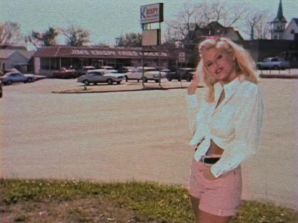 Anna Nicole Smith posing in front of a fried chicken restaurant.