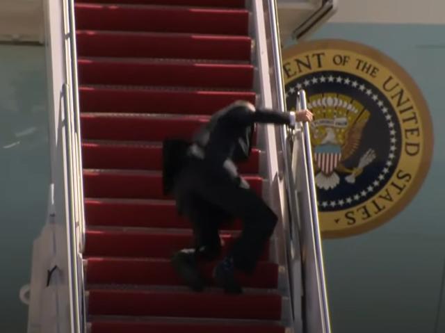 Biden stumbles while boarding Air Force One