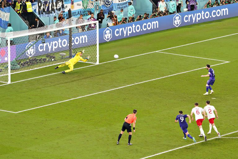 El arquero Wojciech Szczesny﻿ de Polonia ataja el penal de Messi