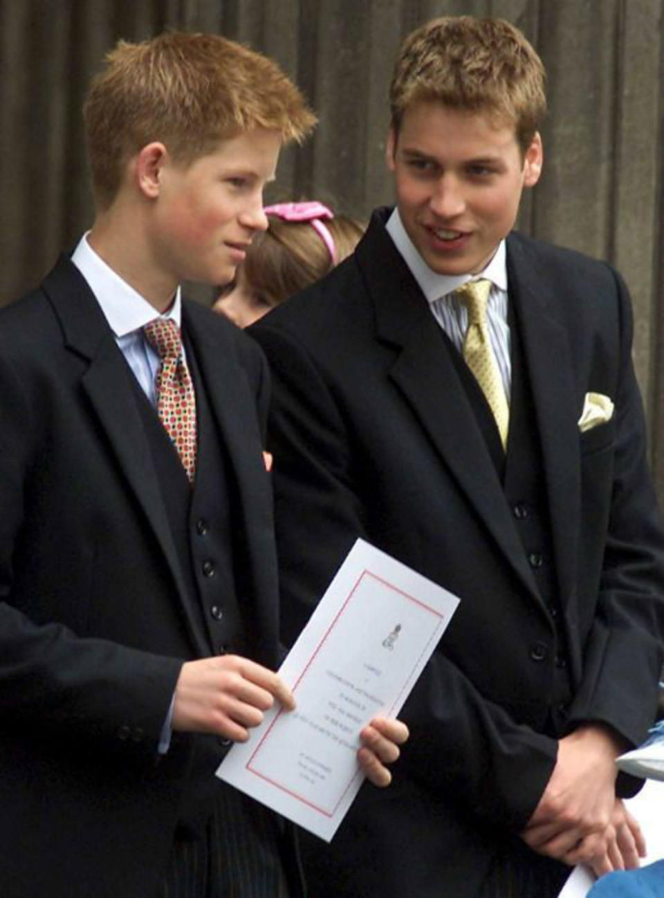 <p>Aquí los vemos compartiendo confidencias durante uno de los actos de conmemoración del 100 cumpleaños de la Reina Madre de Inglaterra en el 2000. (Foto: Gtres). </p>