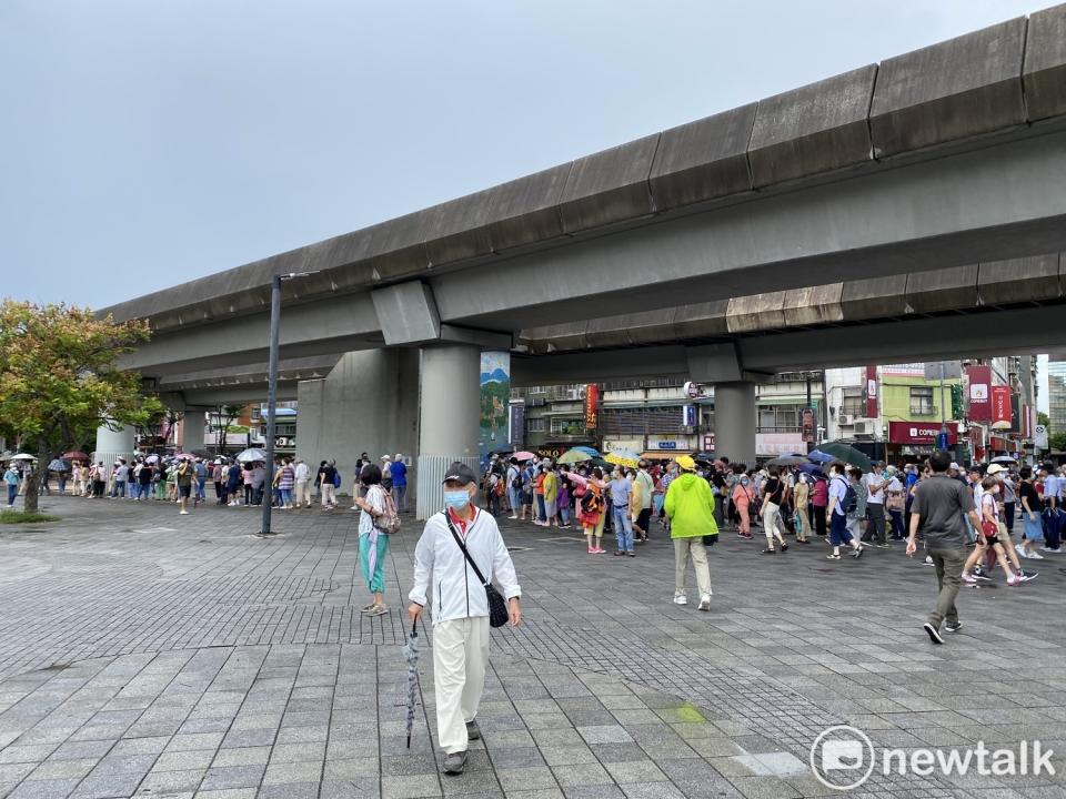 花博接種站今天一早排隊打疫苗人潮大爆滿。   圖：周煊惠 / 攝