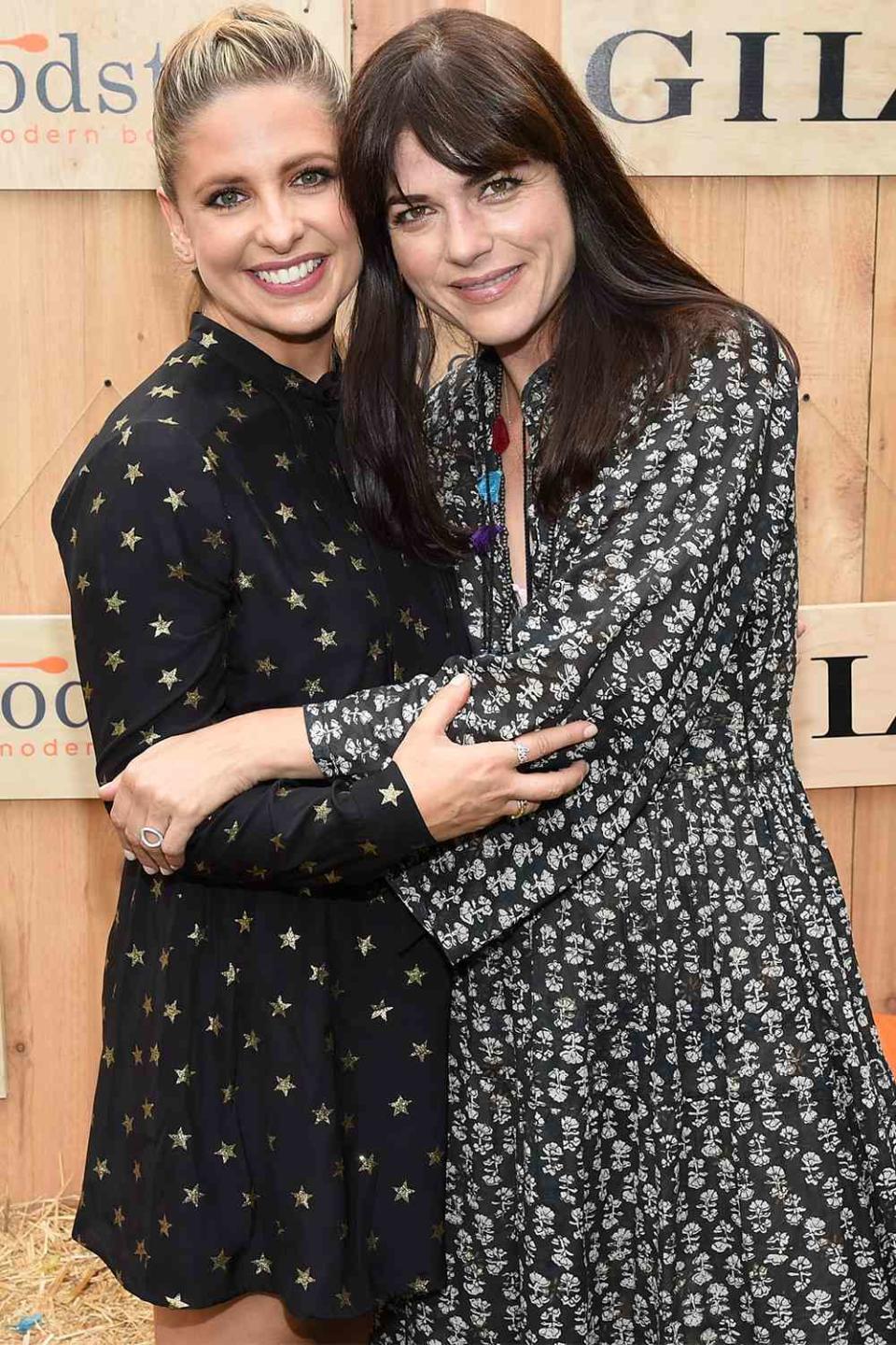PACIFIC PALISADES, CA - OCTOBER 29: Foodstirs Co-founder/Actress Sarah Michelle Gellar (L) and actress Selma Blair attend the Gilt & Foodstirs Exclusive Cupcake Kit Celebration on October 29, 2016 in Pacific Palisades, California. (Photo by Michael Kovac/Getty Images for GILT)