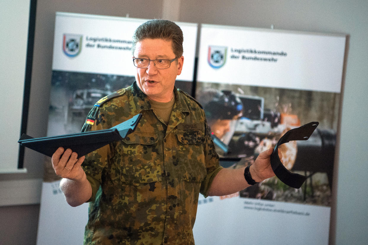 Generalmajor Volker Thomas, Kommandeur des Logistikkommandos der Bundeswehr, präsentiert 3D-gedruckte Ersatzteile (Bild: dpa)