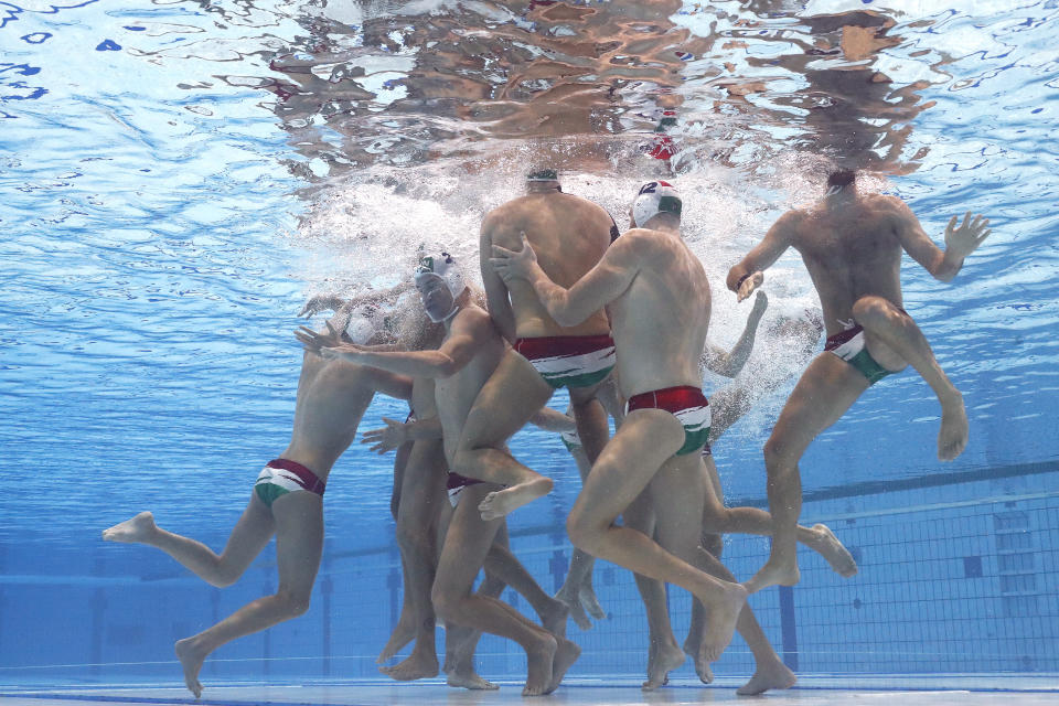 <p>Team Hungary players enter the pool prior to the Men’s Bronze Medal match between Hungary and Spain on day sixteen of the Tokyo 2020 Olympic Games at Tatsumi Water Polo Centre on August 08, 2021 in Tokyo, Japan. (Photo by Tom Pennington/Getty Images)</p> 