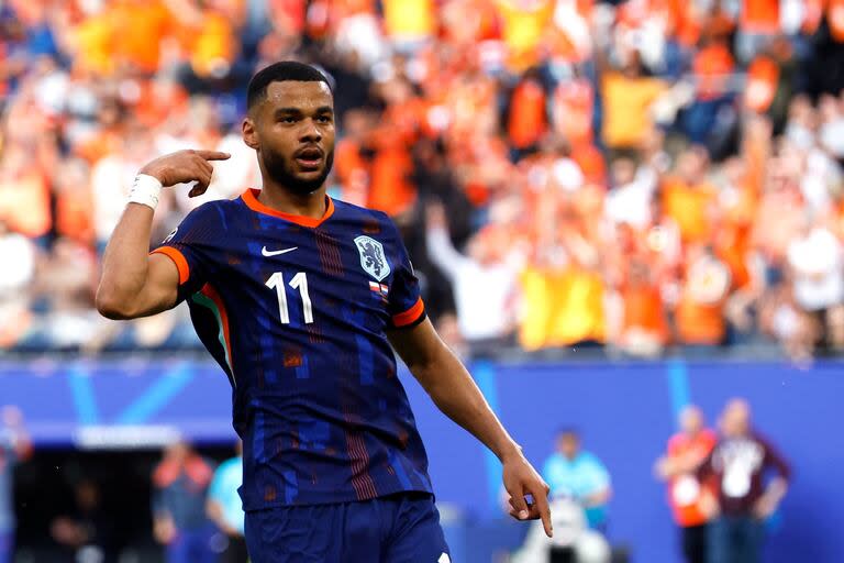 El delantero holandés Cody Gakpo celebra después de marcar el primer gol de su equipo durante el partido de fútbol del Grupo D de la UEFA Euro 2024 entre Polonia y Holanda en el Volksparkstadion de Hamburgo