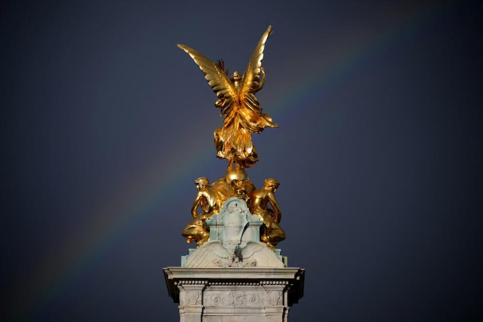 <p>Vielleicht das schönste Zeichen des Trosts, das nicht einmal von Menschenhand erschaffen wurde: Kurz nach Verkündung des Tods der Queen erschien über dem Buckingham Palast ein Regenbogen. (Bild: AFP)</p> 