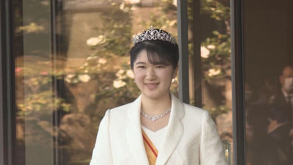 愛子公主在去年的成年禮上，破例借用姑姑的成年禮皇冠。（資料照，AFP）
