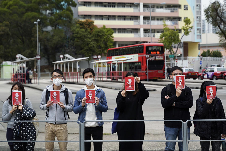 2020年2月3日，威爾斯親王醫院醫護罷工的街站外有醫護舉起標語。