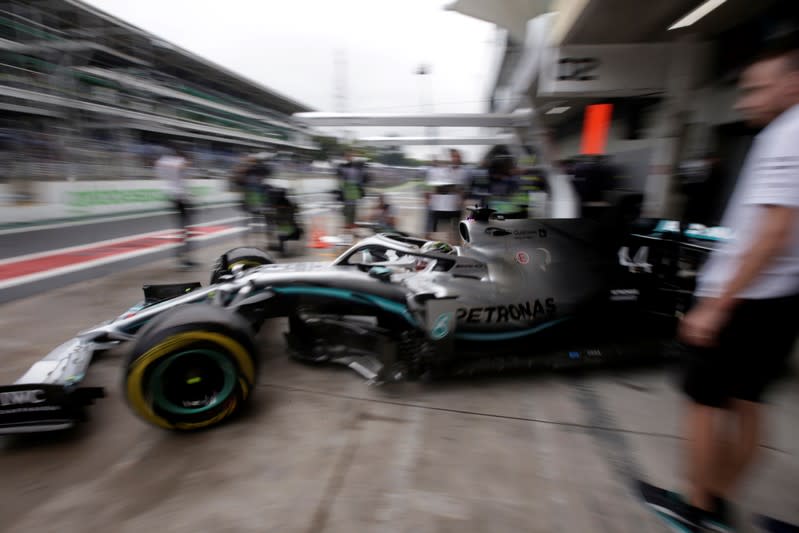 Foto del viernes del piloto de Mercedes Lewis Hamilton durante la primera práctica libre para el Gran Premio de Brasil