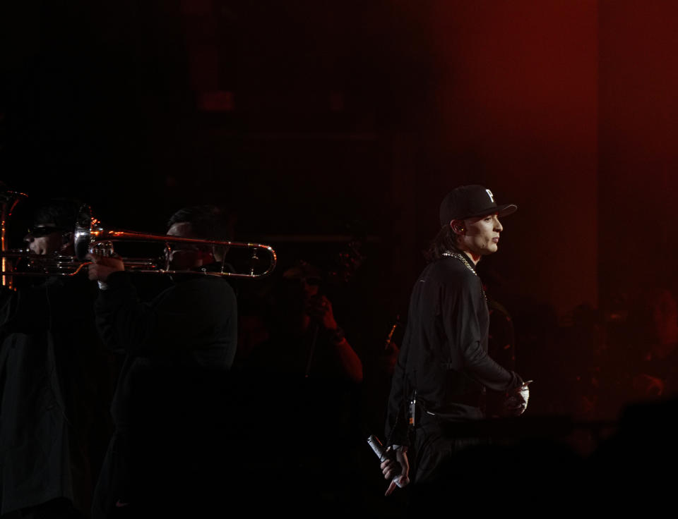 El cantante mexicano Peso Pluma en su concierto en el segundo día del festival Arre en la Ciudad de México el 11 de septiembre de 2023. (Foto AP/Fernando Llano)