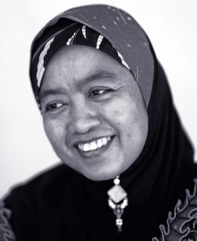 The more than 600 Cocos-Malay residents of Home Island, in the Cocos (Keeling) Islands, have developed a unique identity and culture, speaking a Malay dialect and combining a strong Islamic culture with some Scottish traditions.