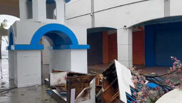 高雄旗津打卡聖地愛琴海裝置藝術及帳篷露營區受損嚴重。（圖／翻攝自記者爆料網）