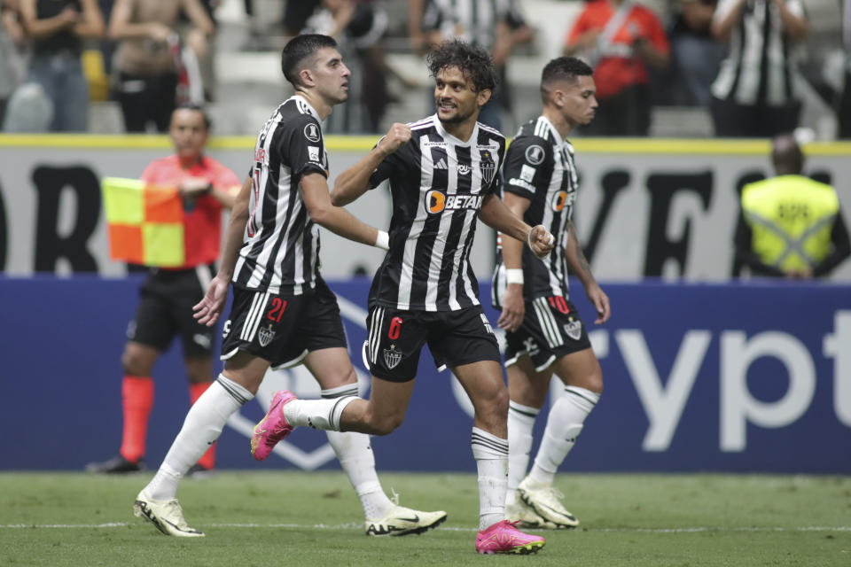 Gustavo Scarpa (centro), del Atlético Mineiro de Brasil, festeja con sus compañeros tras anotar ante Rosario Central de Argentina en un partido de la Copa Libertadores, el miércoles 10 de abril de 2024, en Belo Horizonte (AP Foto/Thomas Santos)