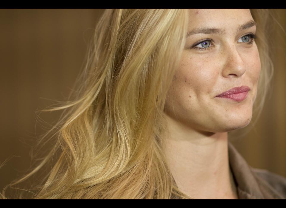 La modelo israelí Bar Refaeli ofrece una conferencia desde un set en Eilat, al sur de Israel. (AP Photo/Dan Balilty)