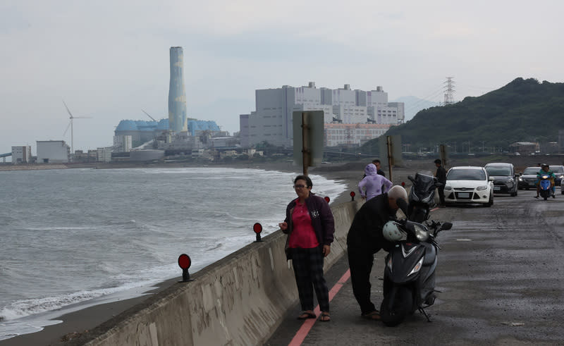 鋒面接近  各地降雨機率高 中央氣象署31日表示，鋒面接近，天氣不穩定，各地 降雨機率高，雨勢最明顯在中部以北地區，不定時有 廣泛陣雨或雷雨。圖為西濱快速道路海岸線，民眾眺 望遠方的林口火力發電廠。 中央社記者趙世勳攝  113年3月31日 