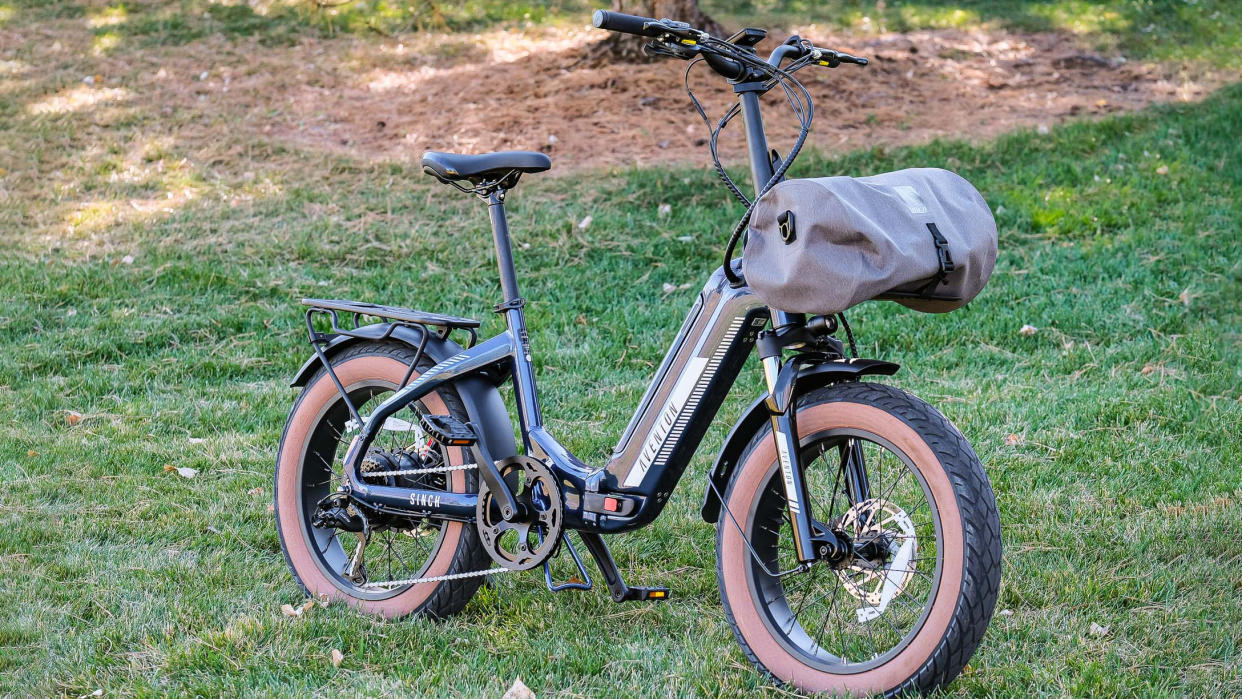  Aventon Sinch.2 e-bike parked in grass. 