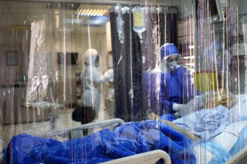 伊朗疫情不斷攀升，超過兩千名武漢肺炎患者對伊朗的醫療體系造成極大負擔。（美聯社）