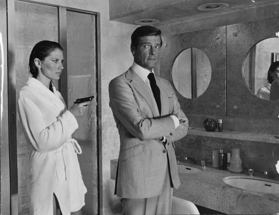 95 Incredible Behind-The-Scenes Photos That Take You Onto the Set of the James Bond Movies