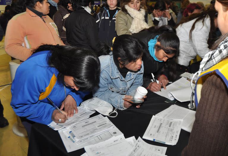 Córdoba, del Anses, comenzó esta mañana a entregar la Libreta de Seguridad Social, para aquellos beneficiarios de la Asignación Universal por Hijo, que no la recibieron en sus domicilios