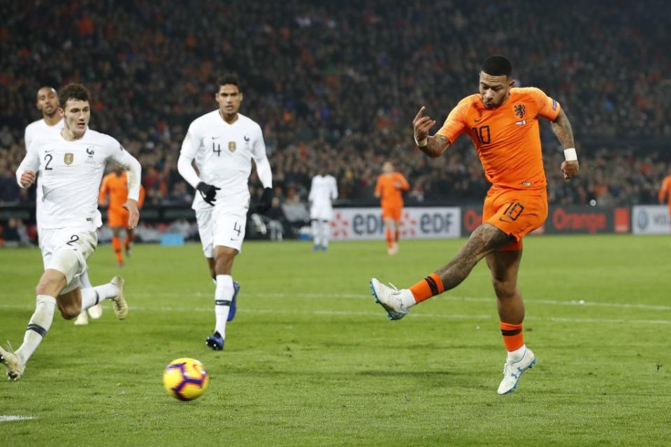 <p>Les Pays-Bas poussent, poussent mais se heurtent à un Hugo Lloris qui a sorti quatre parades extraordinaires en peu de temps, face à Depay et consorts. La France plie, mais ne rompt pas. (crédit Getty) </p>