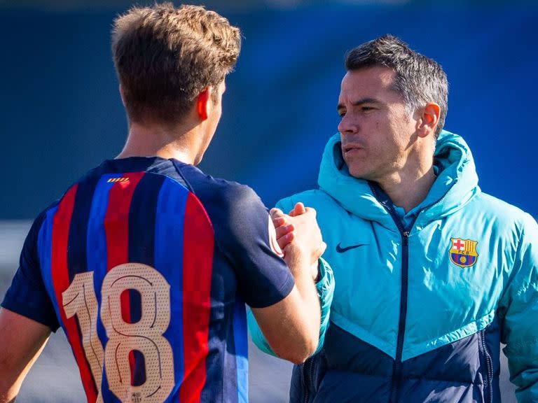 Javier Saviola, DT del Juvenil A del Barcelona, pretende inculcarle a los chicos los mismos valores que les transmitieron a él