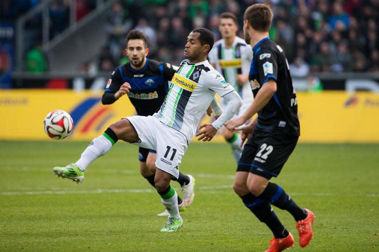 Moenchengladbach's Raffael (C) controls the ball during the Bundesliga football match Borussia Moenchengladbach vs SC Paderborn 07 at the Borussia Park stadium on March 1, 2015