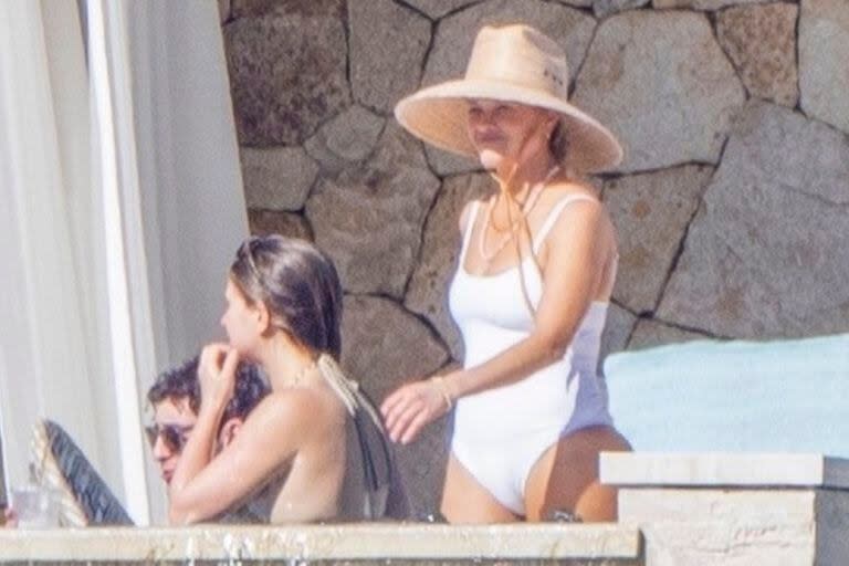 Del look playero de Reese Witherspoon al paseo bajo el sol de Shirley MacLaine, a los 89 años