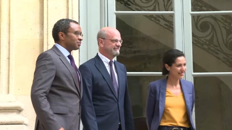 Pap Ndiaye et Jean-Michel Blanquer le 20 mai 2022 au ministère de l'Éducation. - BFMTV