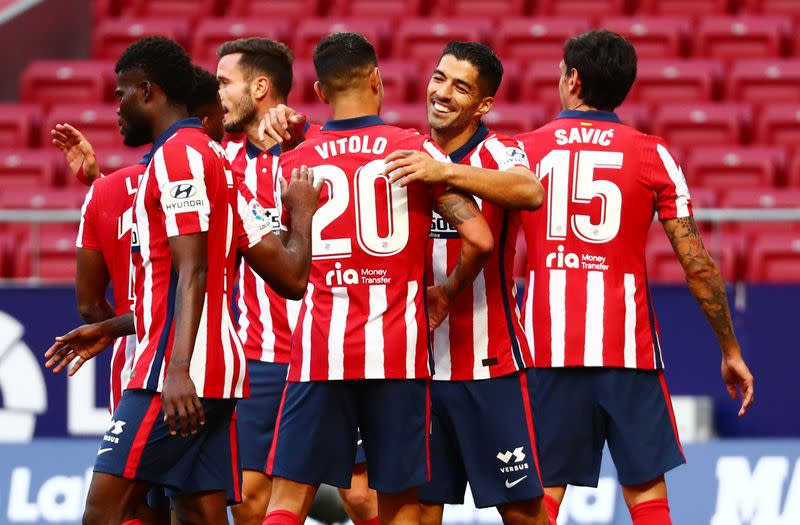 El delantero uruguayo del Atlético de Madrid Luis Suárez celebra su segundo gol con sus compañeros en el partido de La Liga contra el Granada en el estadio Wanda Metropolitano de Madrid, España.