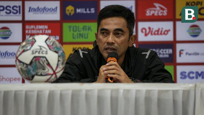 Pelatih PSS Sleman, Seto Nurdiyantoro, memberikan tanggapan saat konferensi pers setelah laga perempat final Piala Presiden 2022 menghadapi Persib Bandung di Stadion Si Jalak Harupat, Bandung, Jumat (01/07/2022). (Bola.com/Bagaskara Lazuardi)