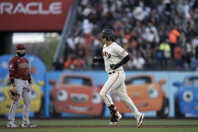 Ketel Marte, D-backs take down Giants in opener